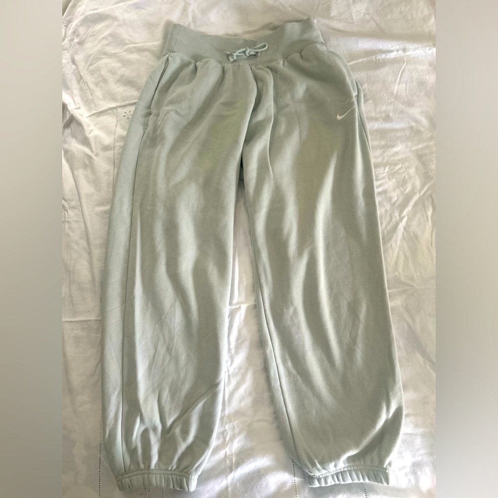 NikePhoenix Fleece
Women's High-Waisted Oversized Sweatpants - medium